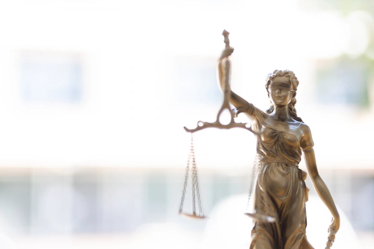 La défense des droits des prévenus en droit pénal : un enjeu crucial pour la justice