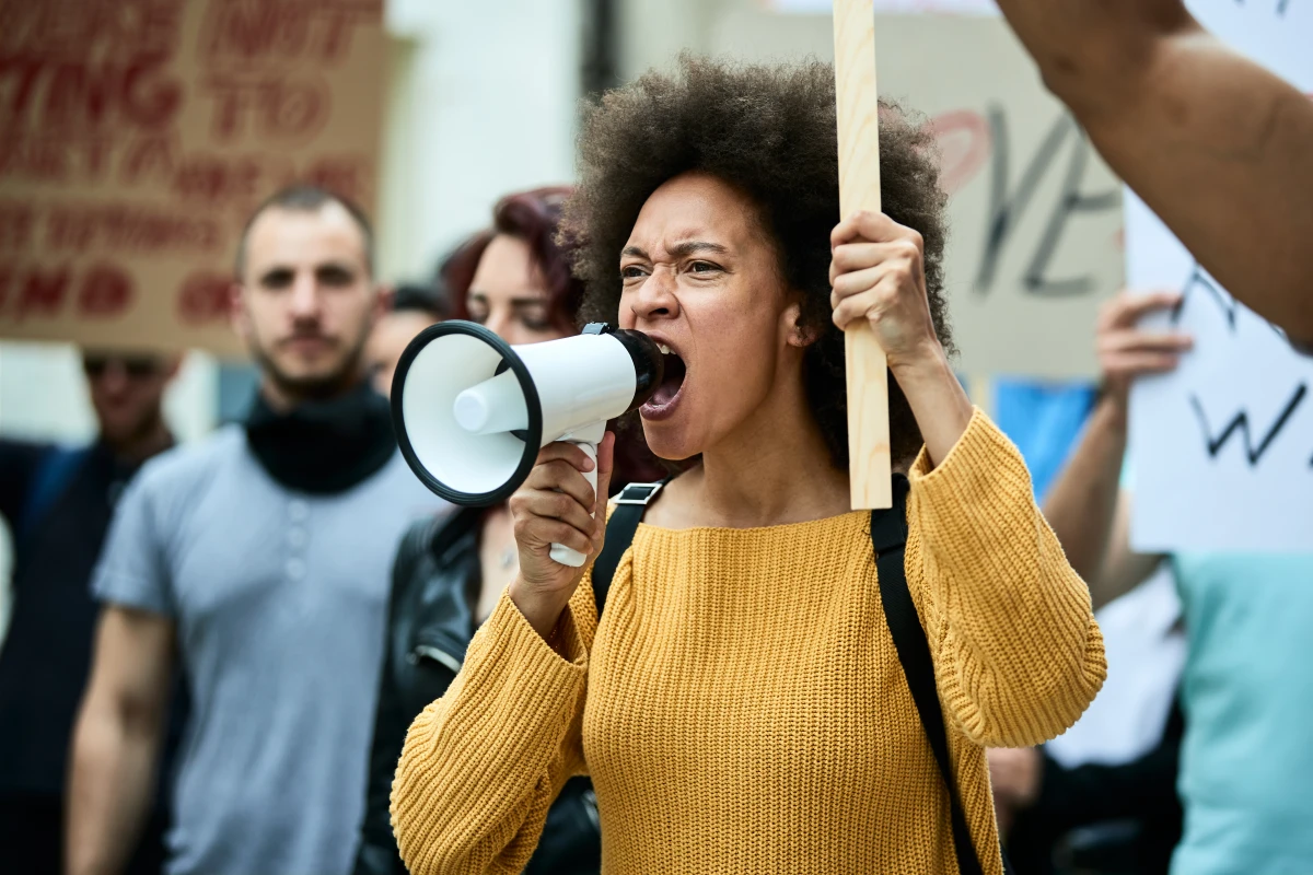 Le droit à la liberté de réunion et les manifestations pacifiques : un pilier de la démocratie menacé ?